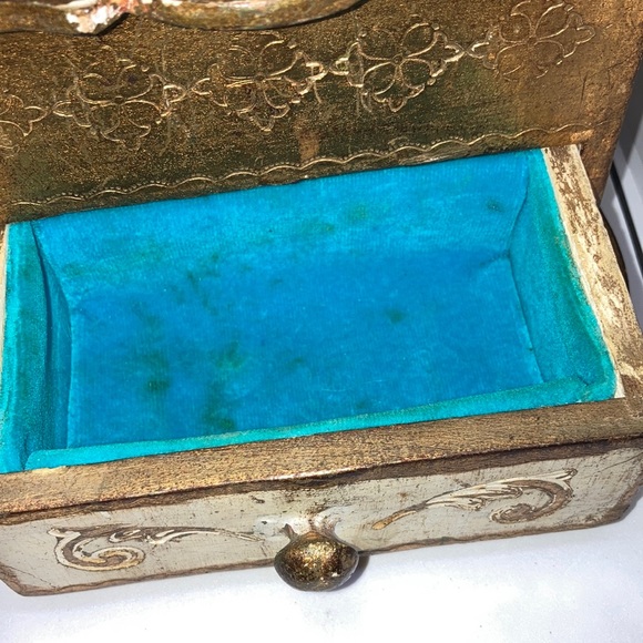 Vintage venetian style giltwood Jewelry box 7 x 4.5 x 5” blue velvet lining - Picture 5 of 6